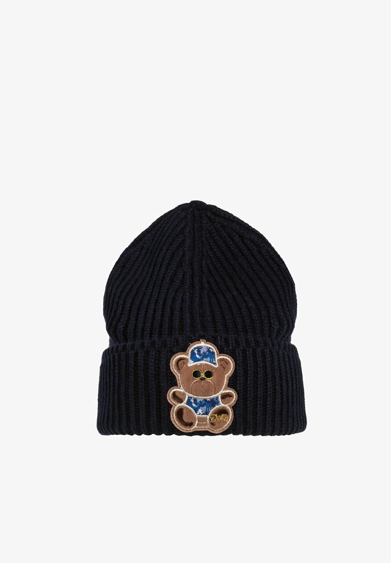 Gebreide marineblauwe muts met ribbelstructuur en opvouwbare rand, voorzien van een tan teddybeer patch in een blauwe pet aan de voorkant.