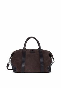 Brun semsket duffelbag med svarte skinnakenter og stropper. Har doble håndtak og justerbar skulderrem, låsestengsel og logo detalj.