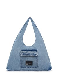 Saco de algodão azul claro em ganga com alças largas, bolso de aba na parte da frente e etiqueta preta com a inscrição "KARL LAGERFELD JEANS."