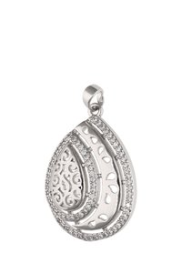 Srebrny wisior w kształcie kropli z misternie wyciętymi wzorami, wysadzany małymi przezroczystymi kamieniami szlachetnymi, z pętelką do zawieszania.