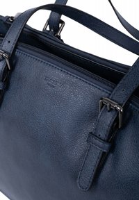Borsa a spalla in pelle blu navy con superficie testurizzata, doppie cerniere e tracolle regolabili. Presenta un logo discreto e dettagli in metallo argentato.