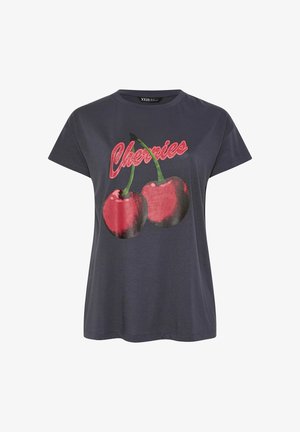 Tummanharmaa lyhythihainen t-paita, jonka etupuolella punaiset kirsikat ja punaisella käsinkirjoitetulla fontilla teksti "Cherries".