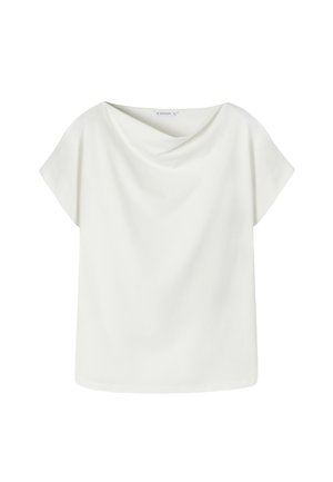 Blusa blanca de manga corta con un escote amplio y suelto, hecha de una tela suave, exhibida sobre un fondo blanco liso.
