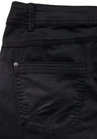 Svarta denimbyxor med en strukturerad yta, utrustade med en bakficka, horisontell sömnad och en liten silvernitsdetalj.