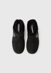 Schwarze Stiefel mit einem Futter aus Kunstfell, strukturiertem Obermaterial aus Synthetik, dekorativem Logo-Detail und runder Zehenpartie; Gummisohle mit niedrigem Profil.