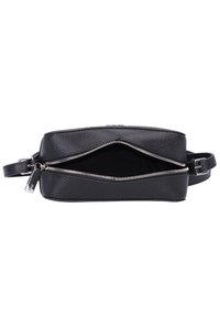 Borsa in pelle nera con finitura testurizzata, forma rettangolare, chiusura con zip e tracolla removibile. Interno foderato, offre ampio spazio.