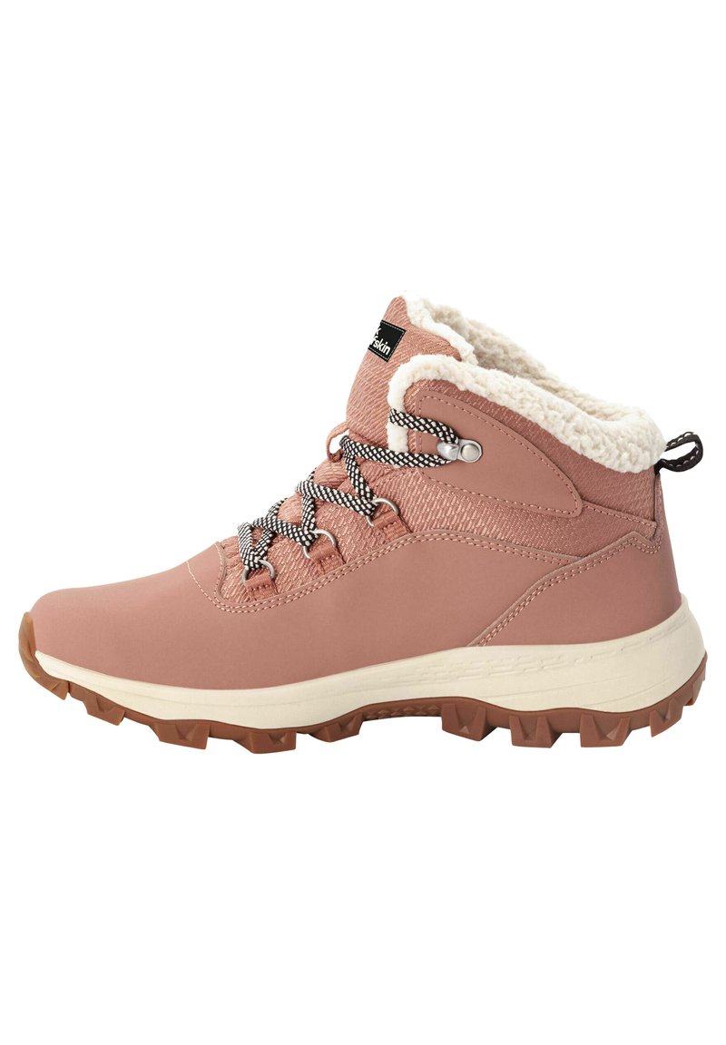 Botas de senderismo rosas con parte superior sintética, forro de felpa, cordones de patrón en blanco y negro, y suela de goma texturizada para un mejor agarre.