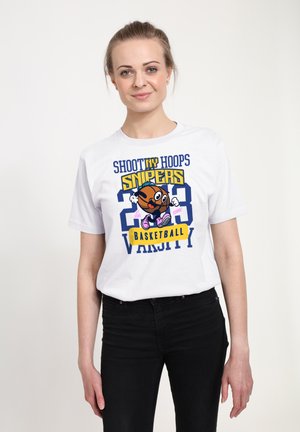 Młoda kobieta w białej koszulce z rysunkową piłką do koszykówki i napisem "Shoot NY Hoops Snipers 23 Basketball Varsity"