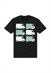 Svart T-shirt med ett upprepat mönster av sex teal-färgade vintage leveranslastbilar med vita detaljer och noggrant utformade hjul.