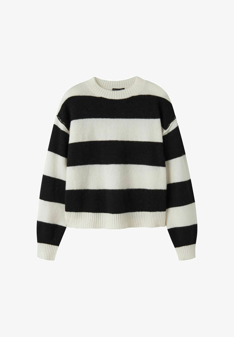 Czarnobiały sweter w paski, wykonany z miękkiej tkaniny, z okrągłym dekoltem, opuszczanymi ramionami oraz ściągaczami przy mankietach i dole.