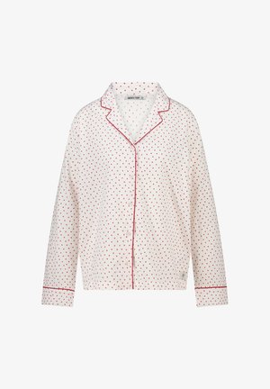 Camiseta blanca de pijama de manga larga con pequeños patrones de corazones rojos, ribete rojo en el cuello, los puños, la línea de botones y los botones delanteros.