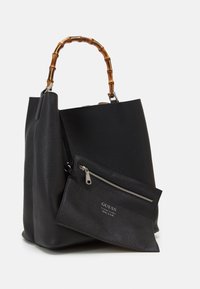 Borsa tote nera in pelle con una finitura testurizzata, dotata di manico in bambù e di una pochette con zip rimovibile con logo.