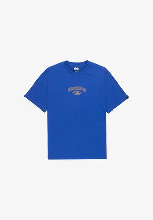 Blauw katoenen T-shirt met korte mouwen en een ronde hals. Heeft een gele "Quiksilver"-logo boven een golfafbeelding. Simpel ontwerp.
