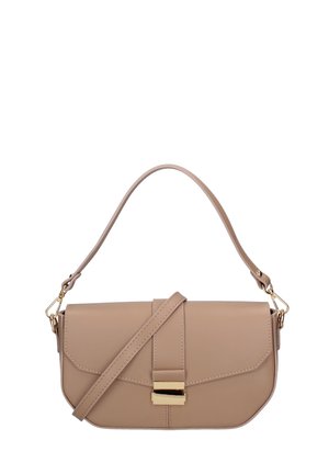 Sac à main rectangulaire en cuir beige avec fermoir doré, poignée courte et bandoulière réglable sur fond blanc.