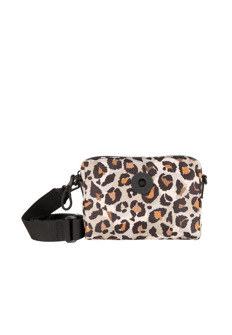 Bolso de estampado de leopardo hecho de tela duradera con una correa negra y cierre de cremallera; incluye un botón redondo negro decorativo en el frente.