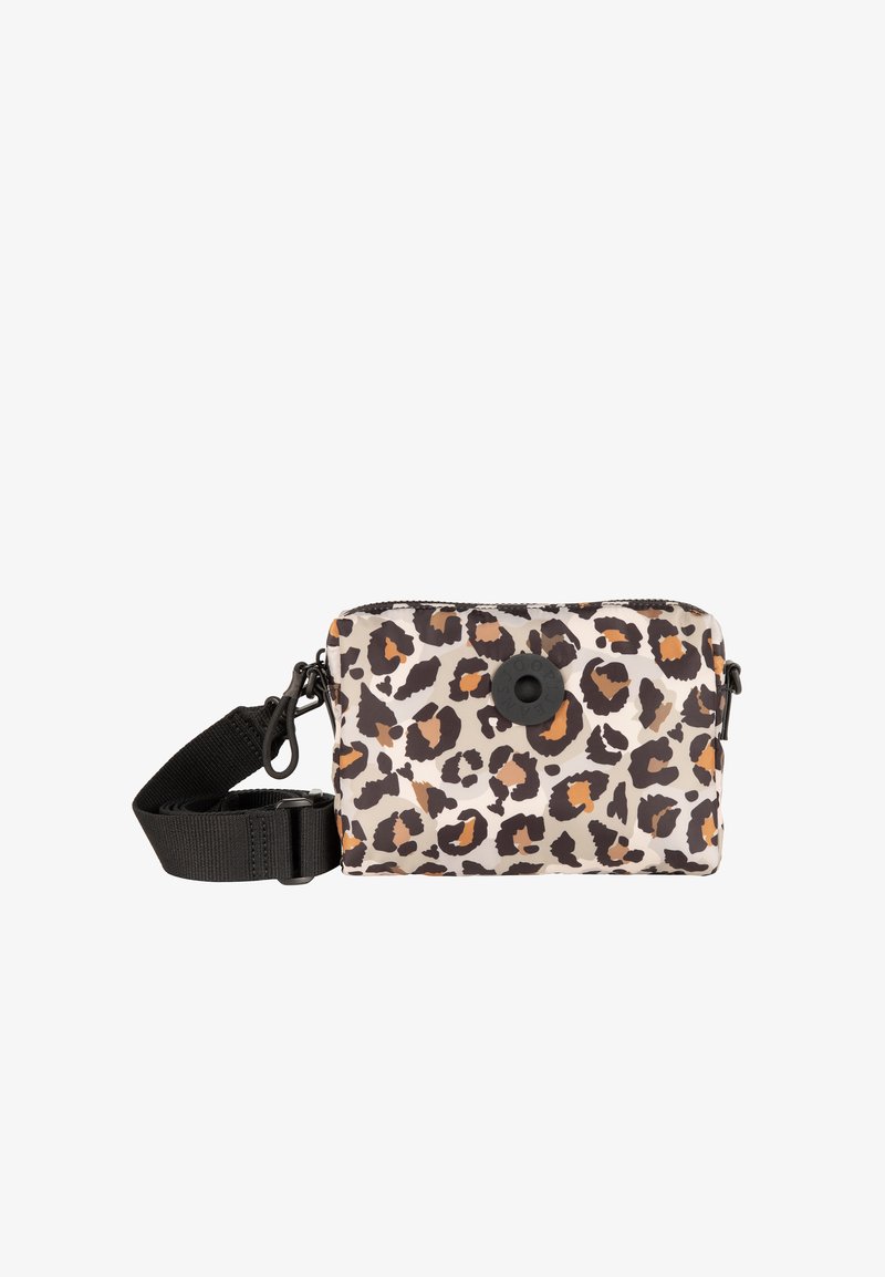 Bolso de estampado de leopardo hecho de tela duradera con una correa negra y cierre de cremallera; incluye un botón redondo negro decorativo en el frente.