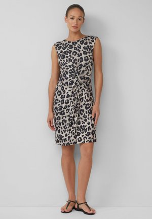 Robe sans manches arrivant au genou en tissu beige avec un imprimé léopard noir ; présente un détail de nœud torsadé à la taille et une silhouette ajustée.
