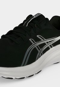 Μαύρο παπούτσι για τρέξιμο Asics με λευκή σόλα και ασημένιες λωρίδες λογότυπου, με κορδόνια και αεριζόμενο επάνω μέρος από δίχτυ.