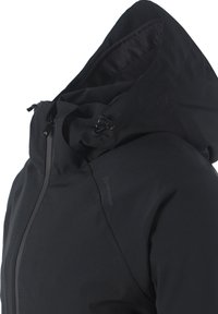 Sort vandtæt jakke med en let hævet krave, justerbar snoretræk-hætte og frontlynlås. Glat tekstur med minimal branding.