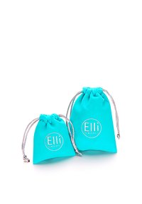 Bolsas de tela turquesa para joyas, una más grande y otra más pequeña, con cierres de cordón plateados. Cada una presenta el logo "Elli We Love Jewels."