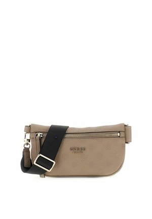 Sac à main GUESS taupe avec motif logo embossé, poche avant zippée, texte doré « "GUESS Est 1981" » et large sangle noire réglable.
