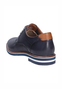 Scarpa da uomo elegante in pelle blu navy con parte anteriore testurizzata, tallone marrone, design con lacci e suola a righe blu e bianche, vista dal lato posteriore.