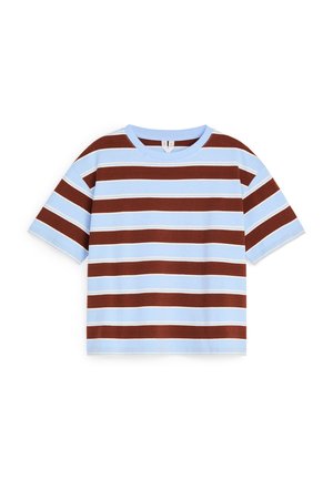 T-shirt à manches courtes avec larges rayures horizontales marron et bleu clair et un col rond sur fond blanc.