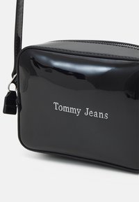 Tommy Jeans MUST CAMERA BAG PATENT  - Borsa a tracolla - black