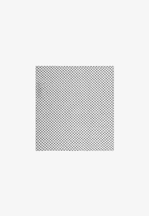 Czarnobiała, wzorzona prostokątna tkanina o powtarzającym się geometrycznym wzorze, gładkiej teksturze i jednolitym wyglądzie siatki.