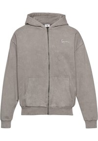 Sudadera con cremallera de color gris claro, con bolsillos frontales, puños y dobladillo acanalados, capucha adjunta y pequeño logo blanco en el pecho.