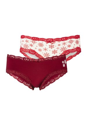 Twee paar damesondergoed: één bordeauxrood met kantafwerking en één wit met een rood sneeuwvlokpatroon en kantranden. Beide hebben strikaccenten.