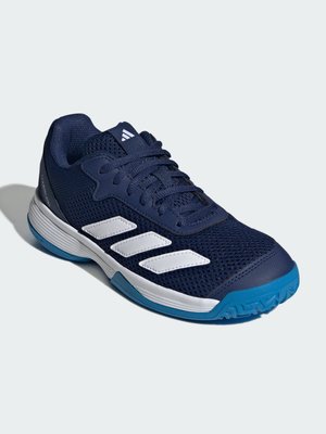 Zapatilla deportiva azul marino con rayas blancas, suela azul, parte superior de malla y cordones, inclinada para mostrar detalles laterales y frontales.