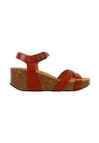 Sandalias de cuña de cuero rojo con plataforma de corcho, tira en el tobillo con hebilla y tiras cruzadas. Suela texturizada para agarre y estabilidad.