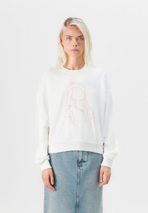Felpa bianca con un disegno a linea rosa chiaro sul davanti. Presenta un collo a giro e polsini a costine, abbinata a una gonna di jeans.