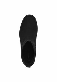 Stivaletto nero, caratterizzato da una morbida finitura in camoscio, punta arrotondata, pannelli laterali in elastico e una linguetta per una facile calzata.