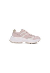 Sneaker rosa chiaro con pannelli in suede e rete, intersuola bianca, suola beige e dettagli metallici dorati sul tallone e sui passanti.