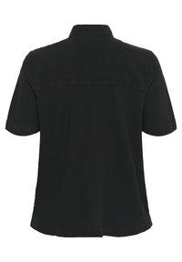Chemise noire à manches courtes avec un col simple, une couture au niveau du dos, et une coupe décontractée avec un ourlet droit. Matière en coton avec une texture lisse.