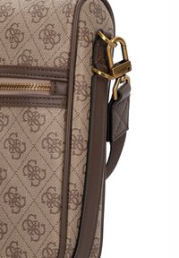 Borsa a mano marrone con motivo, esterno texturizzato, ferrature color oro e tracolla staccabile con dettaglio trapuntato.