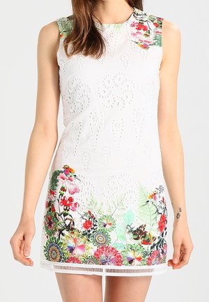 Vestido blanco sin mangas con patrones de ojales y estampados coloridos de flores y mariposas a lo largo del dobladillo y los hombros.