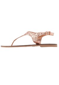Roze gouden platte sandalen met een glinsterende bovenkant, voorzien van een t-band ontwerp en een verstelbare gesp sluiting op de enkelband.