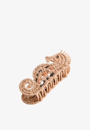 Hausseepferdchenförmiger gewebter Haarclip mit beige-, schwarz-, weiß- und orangenfarbenen Details und einer aufgerollten Schwanz.