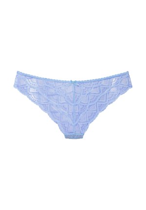 Perizoma in pizzo azzurro chiaro con motivo geometrico, bordi scallop e un fiocco decorativo al centro davanti.