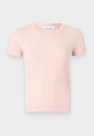 Jasnoróżowa, prążkowana koszulka z krótkim rękawem o okrągłym dekolcie, charakteryzująca się miękką teksturą i dopasowanym krojem.
