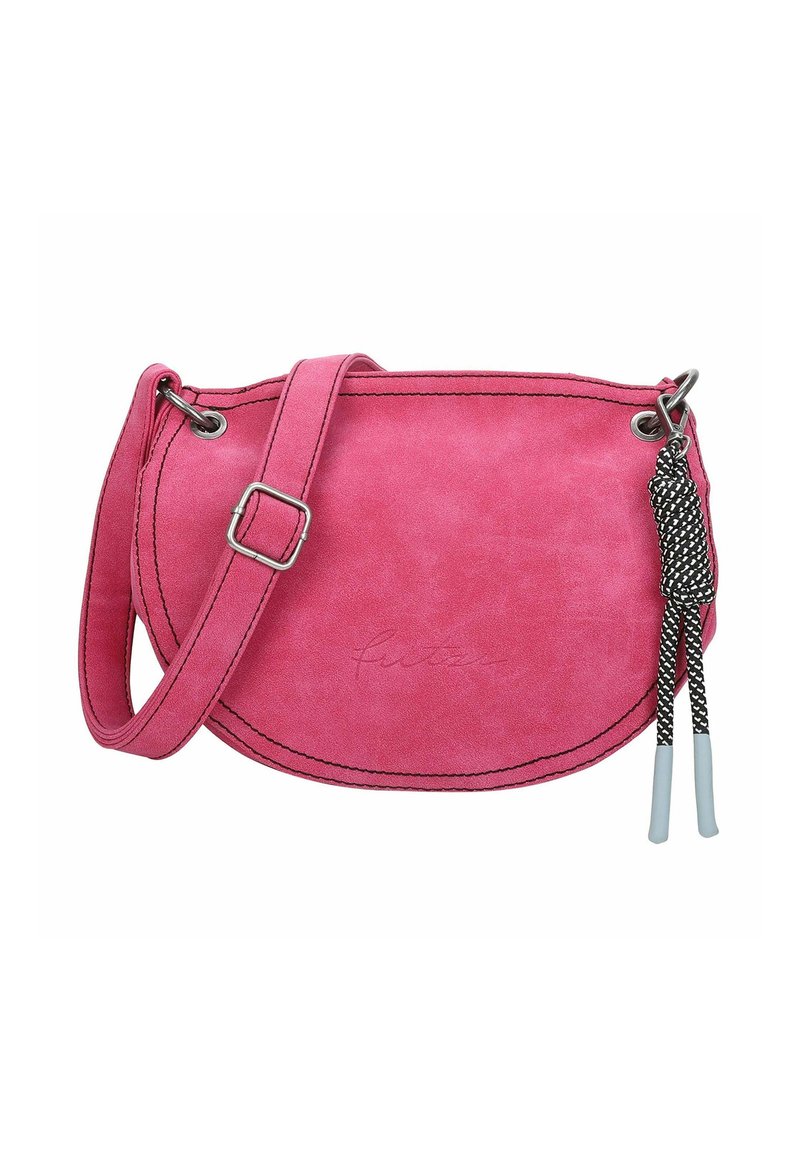 Bolso cruzado de ante rosa con forma redondeada, herrajes de plata y acentos trenzados en blanco y negro. Incluye correa ajustable.