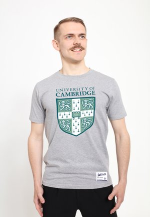 PARK FIELDS UNIVERSITY OF CAMBRIDGE SHIELD - Print T-shirt - sport grey