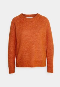 Sweter w kolorze przypalanej pomarańczy, wykonany na drutach, z okrągłym dekoltem, długimi raglanowymi rękawami i luźnym fasonem. Miękka tekstura i prążkowany detal na dole.