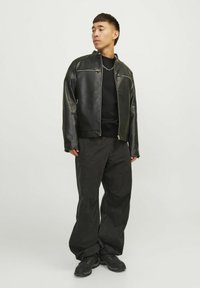 Jack & Jones MIT RUNDHALS - T-shirts basic - black