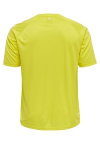 Felle gele sportshirt met korte mouwen, een gladde textuur, ronde hals en witte accenten langs de schouders.