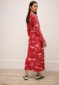 Next COLUMN  TALL REGULAR FIT - Särkkleit - red umbrella print