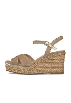 Sandalia cuña beige con plataforma de cuerda trenzada, correas cruzadas sobre los dedos y correa ajustable dorada en el tobillo con hebilla.